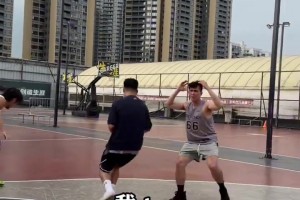 “欧文crossover美国队”，欧文的运球看着真的很艺术